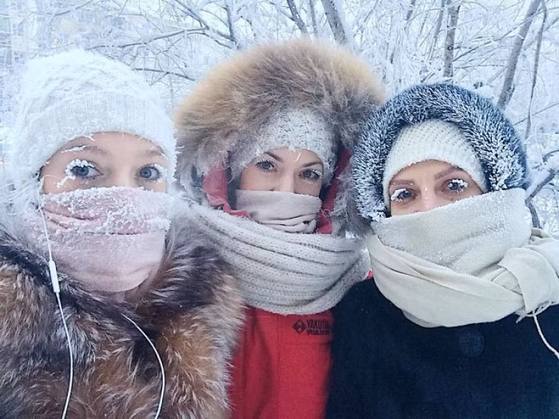 2. Yakutsk, Nga: Du khách sẽ mất khoảng một ngày để đi từ Oymyakon đến Yakutsk, thủ phủ của vùng Yakutia, phía đông bắc nước Nga. Thành phố có 300.000 cư dân xem thời tiết dưới 0 độ là chuyện bình thường, kéo dài nhiều tháng trong năm. Nhiệt độ trung bình vào mùa đông ở Yakutsk là khoảng -41 độ C.