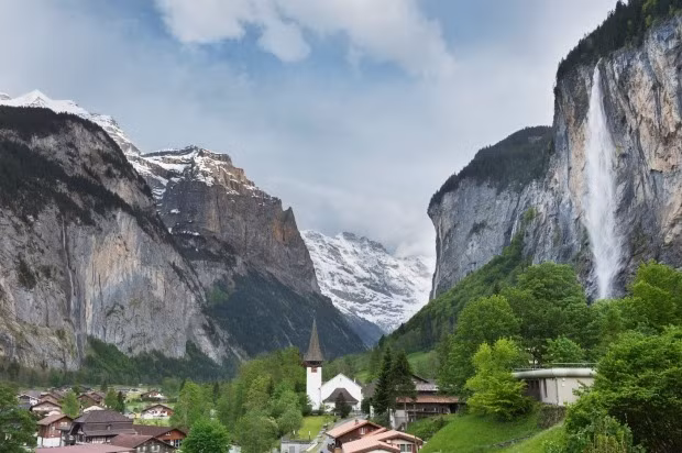 Được mệnh danh là thung lũng đẹp nhất châu Âu, Lauterbrunnen như một nàng tiên khoác lên diện mạo thơ mộng của chốn tiên cảnh. Ảnh: IT.