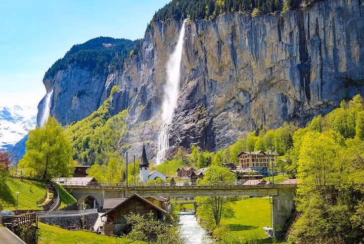 Lauterbrunnen có nghĩa là “nhiều suối”. Cái tên này có nguồn gốc từ 72 thác nước đổ xuống thung lũng từ những vách đá thẳng đứng, trong đó có những thác cao đến hàng trăm mét. Nổi tiếng nhất trong số này chính là thác Staubbach.