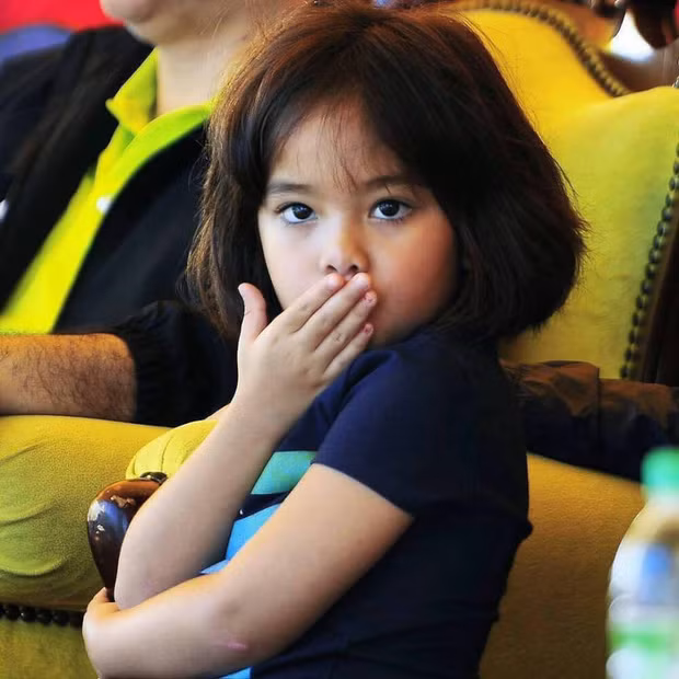 Mặc dù được sống trong khuôn phép nhưng Raja Nazira Safya vẫn lớn lên theo đúng lứa tuổi của mình, Raja Nazira Safya cũng vẫn là cô gái thoải mái thể hiện vui buồn, hờn giận như bao bạn nhỏ khác.