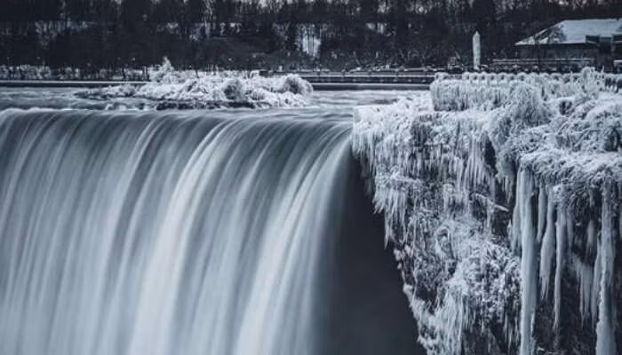 Theo phát ngôn viên của Công viên thác nước Niagara, bà Angela Berti, năm gần nhất thác nước hùng vỹ này đóng băng hoàn toàn ở phía Mỹ là năm 1938, trước đó là năm 1936.