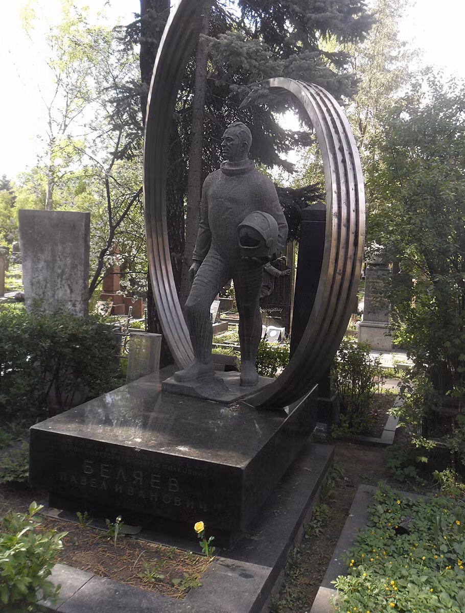 Phi hành gia Pavel Belyayev: Belyayev là phi hành gia đầu tiên lái tàu vũ trụ điều khiển bằng tay. Trong ảnh là đài tưởng niệm của ông ở Nghĩa trang Novodevichy.