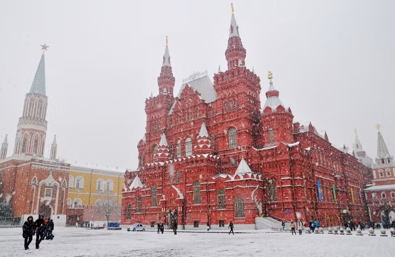 Quảng trường Đỏ: Là biểu tượng của thủ đô Moscow và là cái tên luôn xuất hiện đầu tiên trong tâm trí du khách. Một khi bạn du lịch nước Nga, nhất định phải ghé không là phí cả chuyến đi Nga của bạn.
