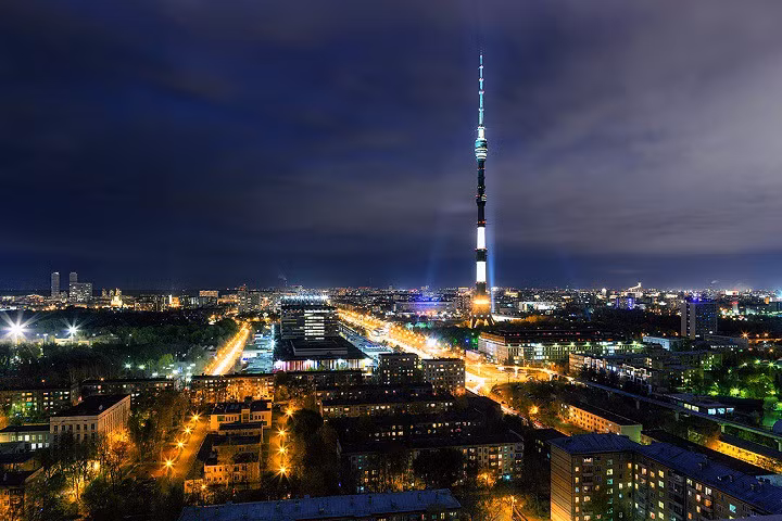 Tháp Ostankino: Là công trình kiến trúc nổi tiếng ở Nga có độ cao nhất thế giới, rất thu hút đông đảo du khách đến tham quan du lịch. Với độ cao là 540m, tháp nhọn như một mũi kim vươn cao lên trời cao.