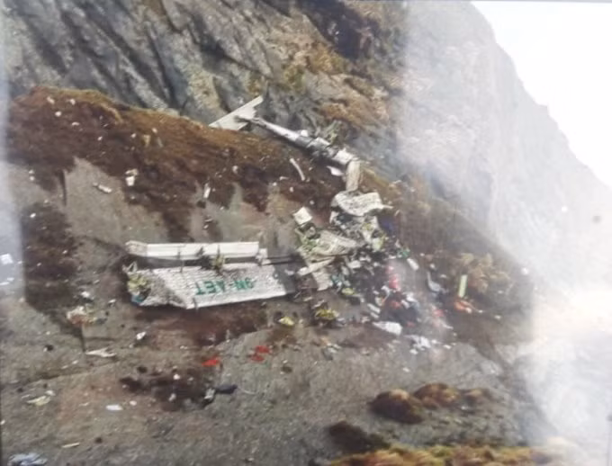 Xot xa hien truong vu may bay cho 22 nguoi tren suon nui Nepal