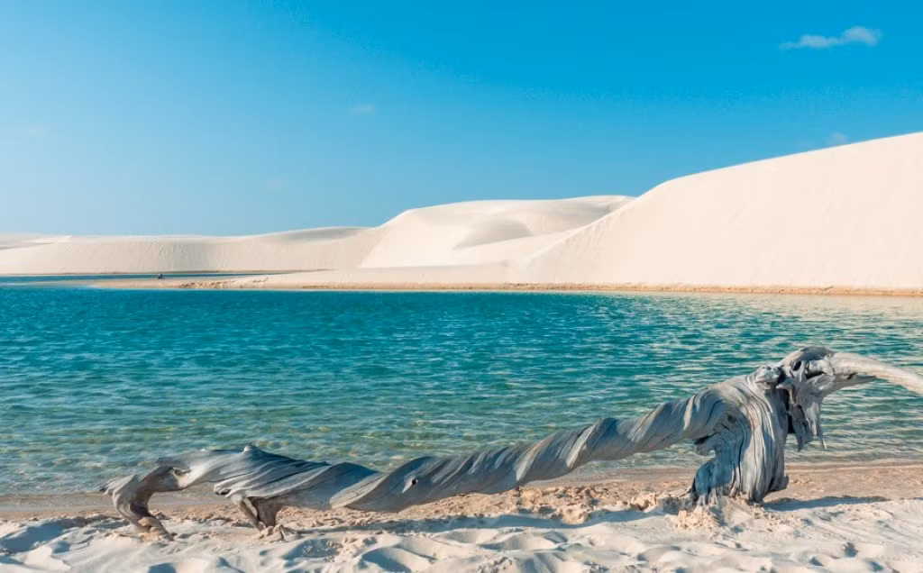 Nhìn từ trên không, Lençóis Maranhenses như thể thiên đường với những đụn cát trắng mịn uốn lượn xen lẫn với những hồ nước ngọt màu ngọc lục bảo hay lam ngọc lấp lánh dưới nắng.