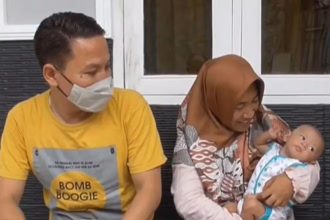 Ca nha choang khi bo dat ten con theo ten... co quan cu