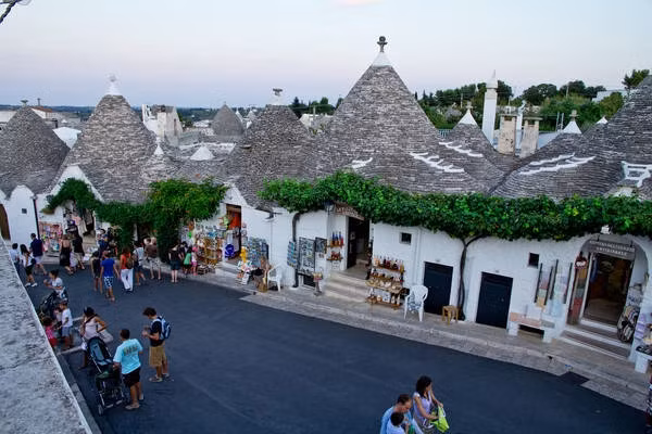 Alberobello bắt nguồn từ tên Arboris Bello, có nghĩa là rừng cây đẹp mà trước đây là rừng sồi cổ xưa.