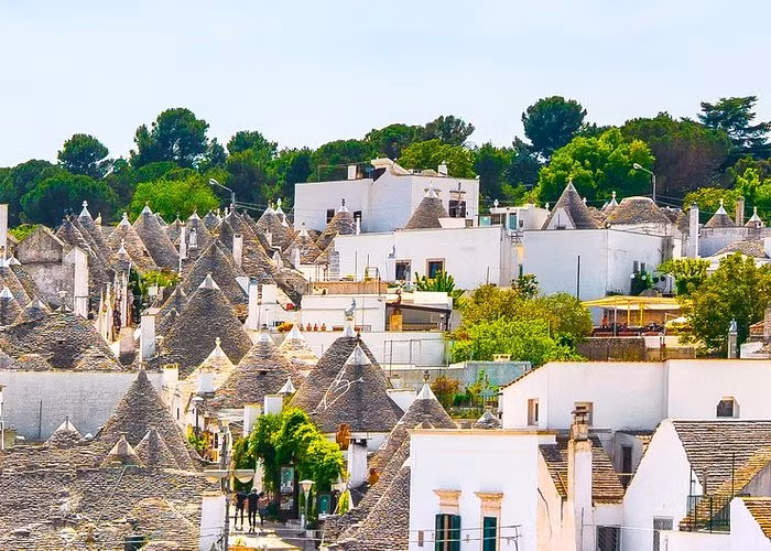 Hầu hết các ngôi nhà mái chóp ở Alberobello đều có mái hình vòm, hình nón hoặc kim tự tháp, được sơn các biểu tượng pháp thuật hay ngoại giáo.