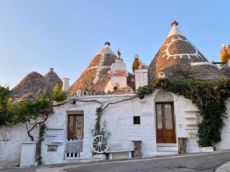 Nổi tiếng với những ngôi nhà được xây dựng từ đá vôi, hay còn gọi là nhà Trulli, ngôi làng Alberobello mang vẻ đẹp cổ kính, lãng mạn tọa lạc tại tỉnh Bari vùng Puglia. Đây là một trong những điểm đến hấp dẫn nhất Italy xinh đẹp.