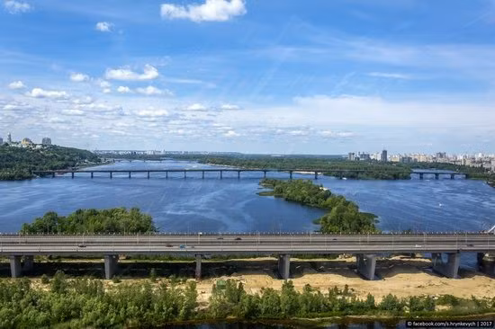 Cầu Paton bắc qua sông Dnepr là cây cầu dài nhất ở Kiev. Tổng cộng, có tám cây cầu bắc qua sông Dnepr ở Kiev.