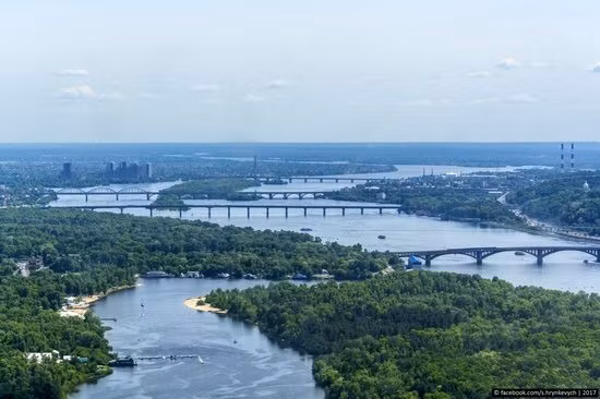 Thủ đô của Ukraine còn có nhiều cây cầu tuyệt đẹp như cầu Petrovsky, cầu đường sắt, cầu Metro, cầu Paton…
