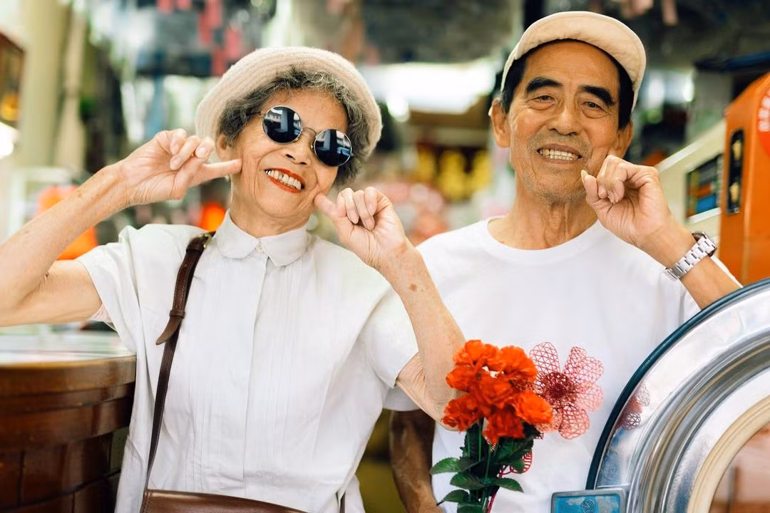 Cap vo chong gia U90 noi tieng boi mac quan ao cu “chat lu”-Hinh-2