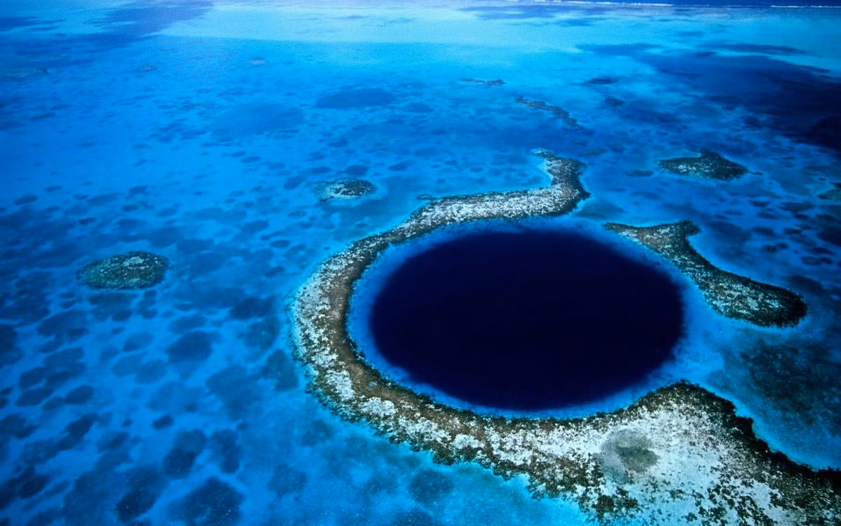 Blue Hole, Belize: Là một phần hệ thống rạn san hô Belize Barrier, hố sụt này rộng đến 300 m và sâu 125 m, có thể nhìn thấy từ trên không trung.