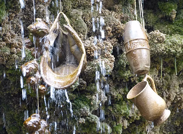 Kỳ lạ giếng nước cổ “hóa đá” mọi thứ bên trong - Hình 5 Ky la gieng nuoc co “hoa da” moi thu ben trong-Hinh-5