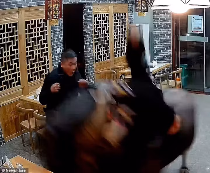 Trau dien tron thoat tu lo mo, xong vao nha hang 