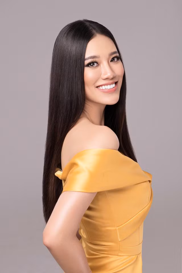Kim Duyên tốt nghiệp ngành Quản trị Kinh doanh của Đại học Stamford Raffles (Singapore). Năm 2019, cô thi Hoa hậu Hoàn vũ Việt Nam, giành ngôi Á hậu 1. Cô đại diện Việt Nam tham gia cuộc thi Miss Universe 2021.