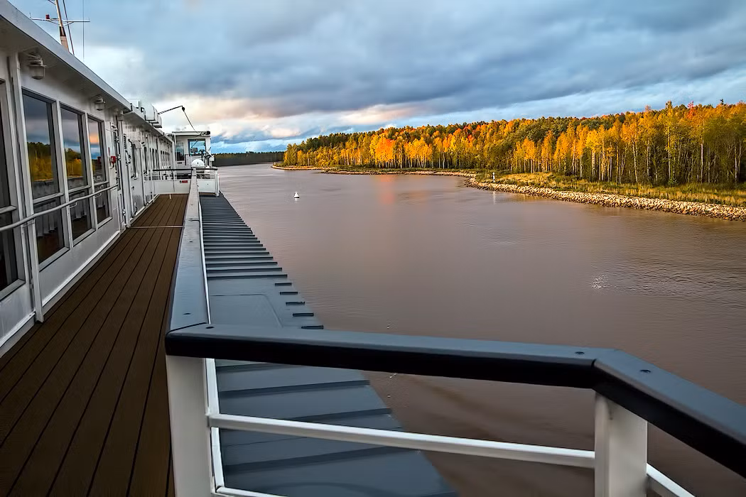 Lên boong tàu dạo bước ngắm nhìn những làng quê xanh mướt hai bên bờ Volga hùng vĩ và thanh bình đến kỳ lạ.