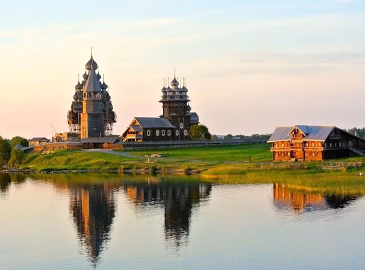 Sông Volga đạt kỷ lục dòng sông dài nhất châu Âu với chiều dài 3.690 km. Dòng sông Volga cách thành phố Saint Petersburg khoảng 320 km về phía đông nam, bắt nguồn từ vùng đồi Valdai và chảy len lõi qua nhiều tỉnh thành.