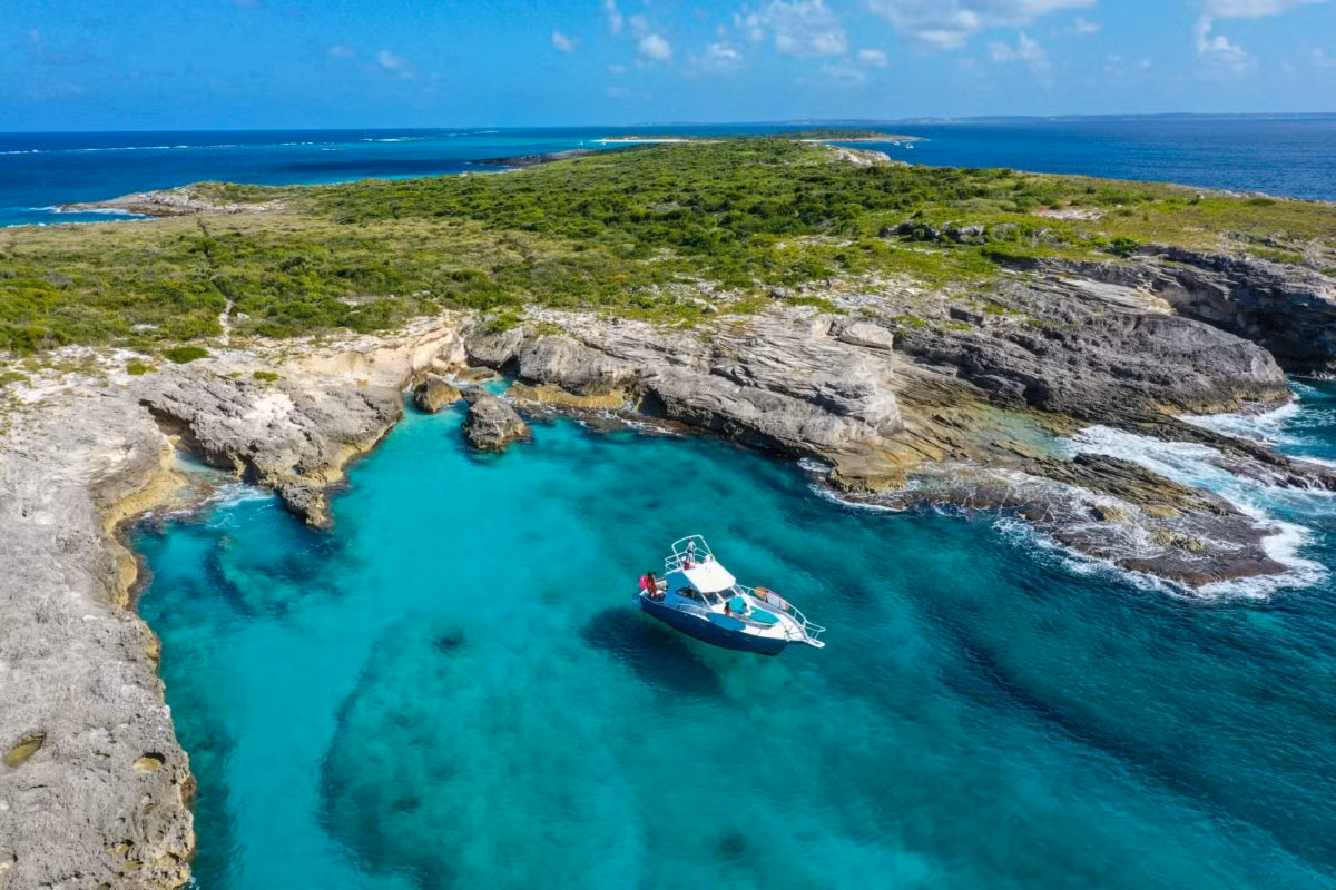 6. Anguilla: Là một lãnh thổ hải ngoại thuộc Anh nằm ở vùng biển Caribbean quyến rũ, Angulla thực tế chưa phải là một quốc gia độc lập. Ngoài màu nước xanh như ngọc, Anguilla thu hút du khách bởi 33 bãi biển công cộng, nhiệt độ ấm áp, những khách sạn đẹp và các món ăn ngon miệng.