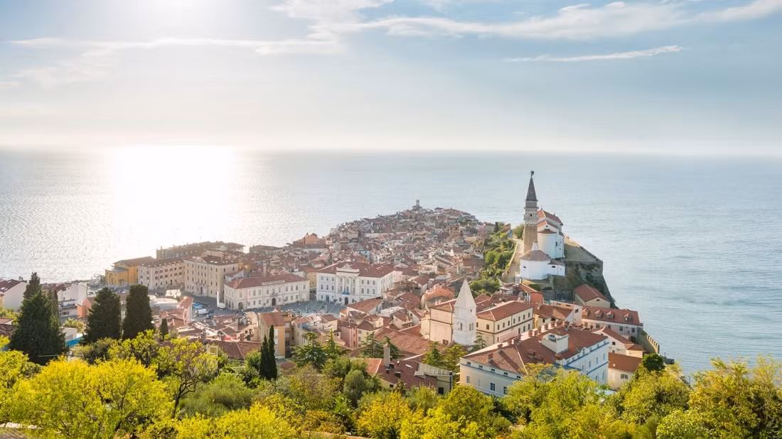 5. Slovenia: Nhờ có diện tích nhỏ nên du khách dễ dàng khám phá Slovenia trong thời gian ngắn, từ ngắm hồ Bled cho đến lang thang thủ đô đông đúc Ljubljana.
