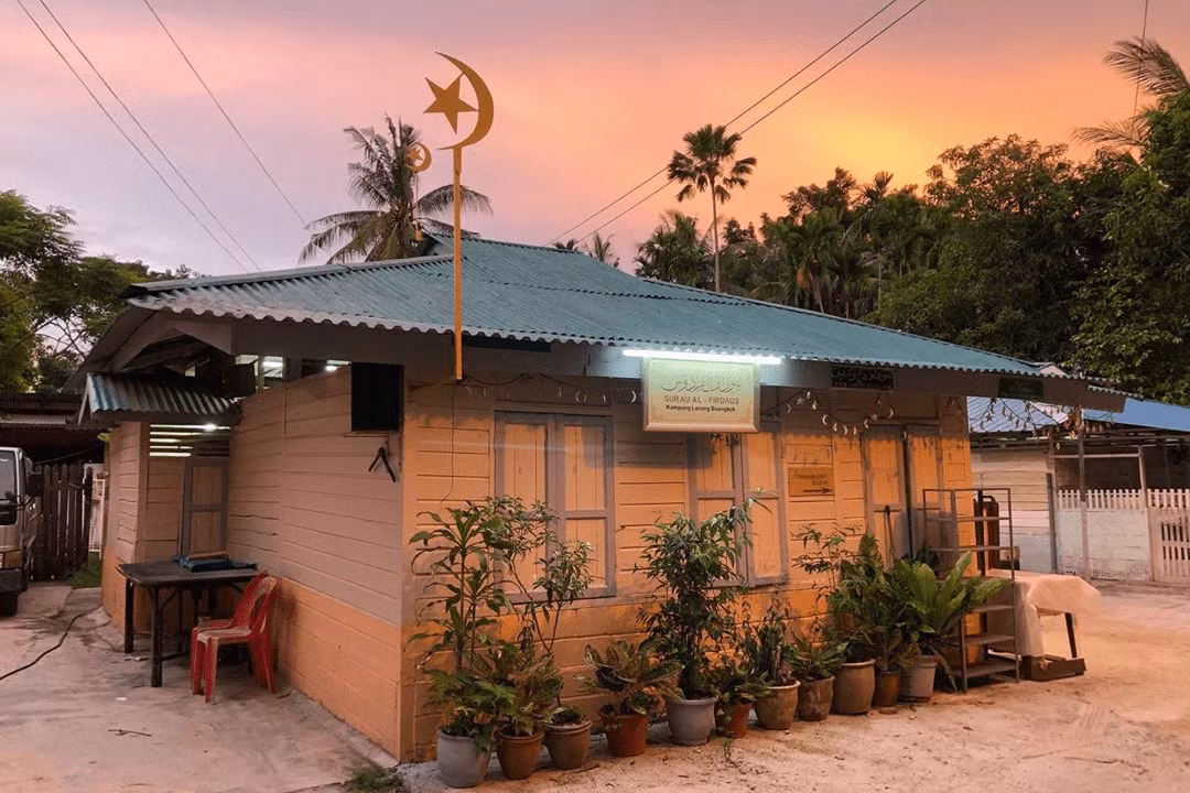 Một lý do khiến làng Lorong Buangkok không bị san phẳng như các “kampong” khác là vì khu vực xung quanh không có triển vọng phát triển thương mại, công nghiệp, dân cư đô thị như những nơi khác.