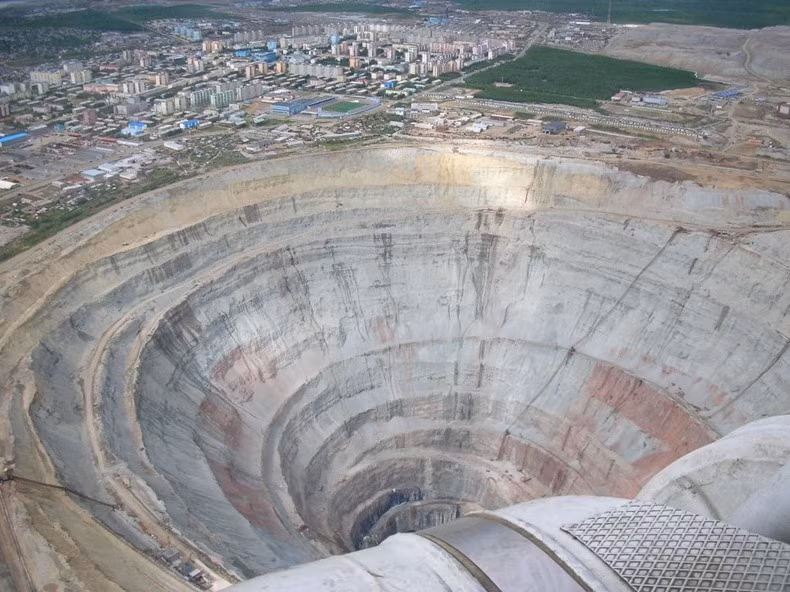 Mỏ kim cương Mirny đến nay vẫn là một dòng xoáy bí ẩn, một cái hố dường như không đáy từng sản sinh ra hơn một nửa số kim cương trên thế giới. Ảnh: IT.