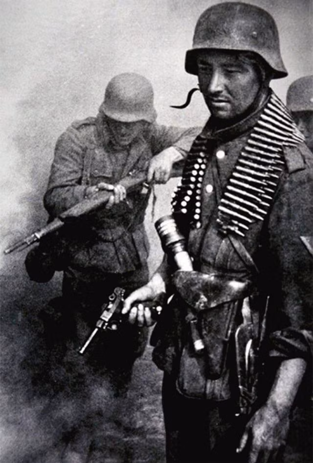 Lính Đức quốc xã đeo đầy băng đạn trên người khi chiến đấu ở Stalingrad.