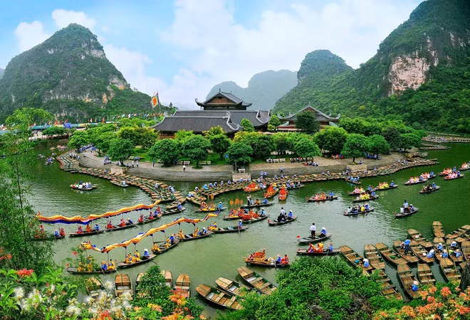 Ninh Bình từng là kinh đô của nhà Đinh (968-979), nhà Tiền Lê (980-1009), nhà Lý (1009-1010). Cả 3 triều đại này đều đóng đô ở Hoa Lư.
