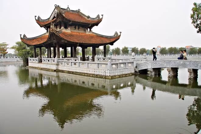 Theo sách giáo khoa Địa lý lớp 12, Bắc Ninh có diện tích nhỏ nhất Việt Nam (860 km2). Trong quá khứ, đây là địa phương nổi tiếng về khoa bảng, quê hương của 13 trạng nguyên, hàng trăm vị đại khoa phong kiến khác.