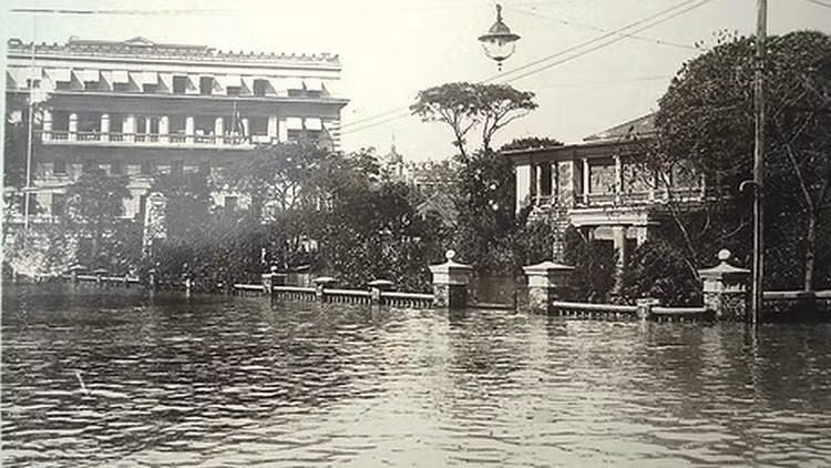 Đến tháng 7/1931, tình hình bắt đầu trở nên tồi tệ. Mực nước ở sông Trường Giang và sông Hoài vượt quá giới hạn tối đa và bắt đầu tràn bờ gây lụt lội.