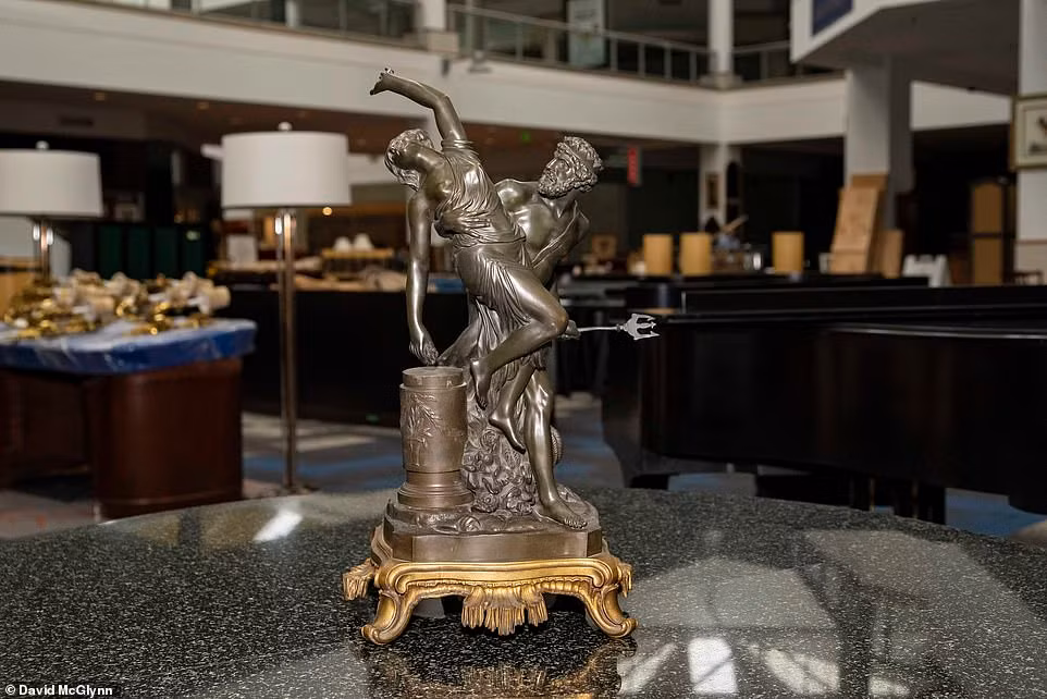 Bức tượng đồng thần Poseidon có từ thế kỷ 19 được trưng bày trong phòng của Thủ tướng Churchill ước tính sẽ được bán với giá khoảng 2.500 USD.