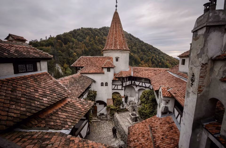 Lâu đài Bran từng là pháo đài và nơi sinh sống của hoàng gia Romania. Hoàng hậu Marie, con gái Nữ hoàng Victoria và là vợ Vua Ferdinand I của Romania từng sống tại lâu đài Bran vào đầu thế kỷ 20. Không chỉ có những tòa tháp cao, lâu đài này còn có một khu vườn tuyệt đẹp.