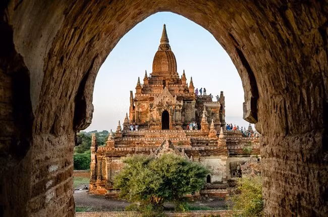 Ngôi đền Dhammayangyi có 4 cửa quay về 4 hướng. Mỗi cửa chính ngôi đền có đặt những pho đại tượng Phật được dát vàng hoặc sơn màu. Công trình này có nhiều cửa sổ nhỏ bằng gạch đón ánh sáng trời chiếu rọi vào bên trong.