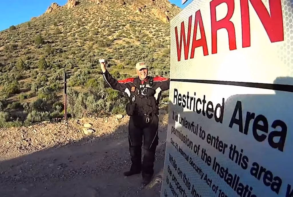 Vùng 51 (Area 51) nằm cách Las Vegas 161 km về phía bắc là căn cứ quân sự nổi tiếng nước Mỹ thu hút sự tò mò của công chúng. Trước năm 2013, chính phủ Mỹ phủ nhận sự tồn tại của Vùng 51. Địa điểm này cũng không có trên bất cứ tấm bản đồ nào.