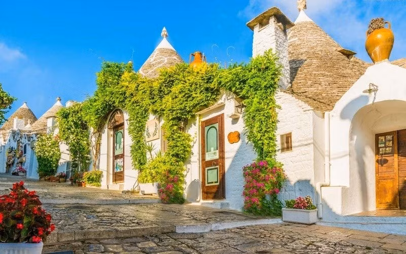 Đặc biệt, mái nhà hình vòm, hình nón hoặc kim tự tháp khiến những ngôi nhà ở làng Alberobello độc đáo hơn.
