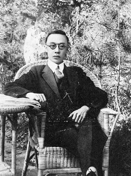 Đến năm 1924, Phùng Ngọc Tường gây chính biến ở thủ đô Bắc Kinh. Khi biến cố này xảy đến, Phổ Nghi bị đuổi khỏi Tử Cấm Thành trước khi chạy vào Công sứ quán Nhật Bản.