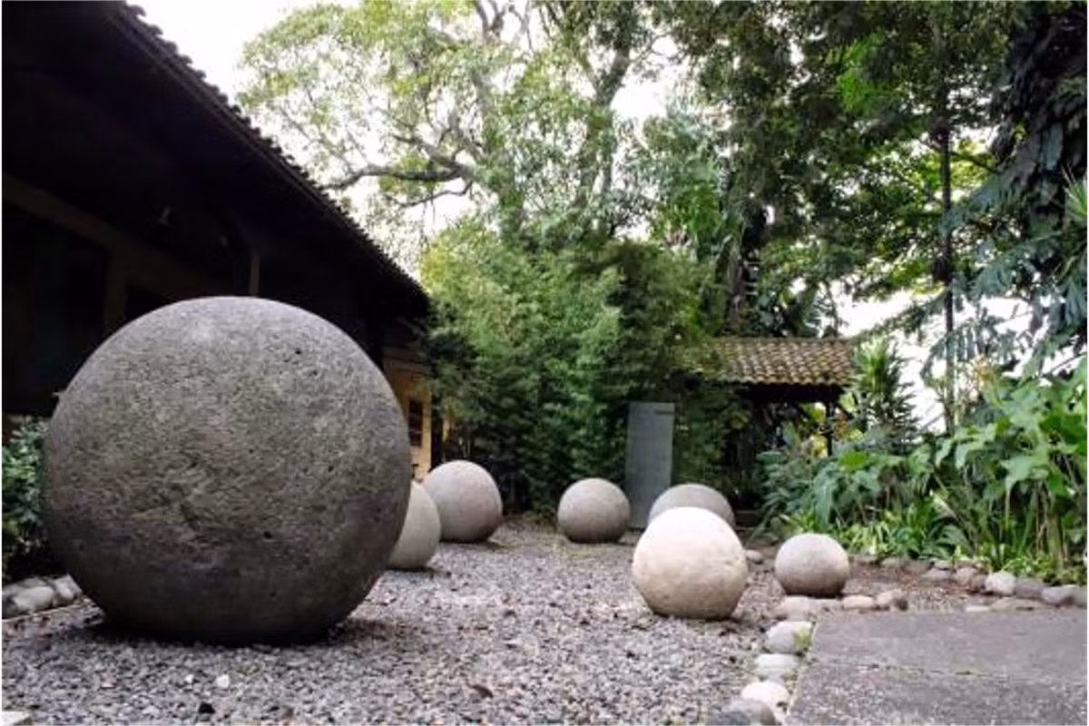 Một giả thuyết suy đoán chúng được tạo ra để tượng trưng cho tinh tú và chuyển động của mặt trời.