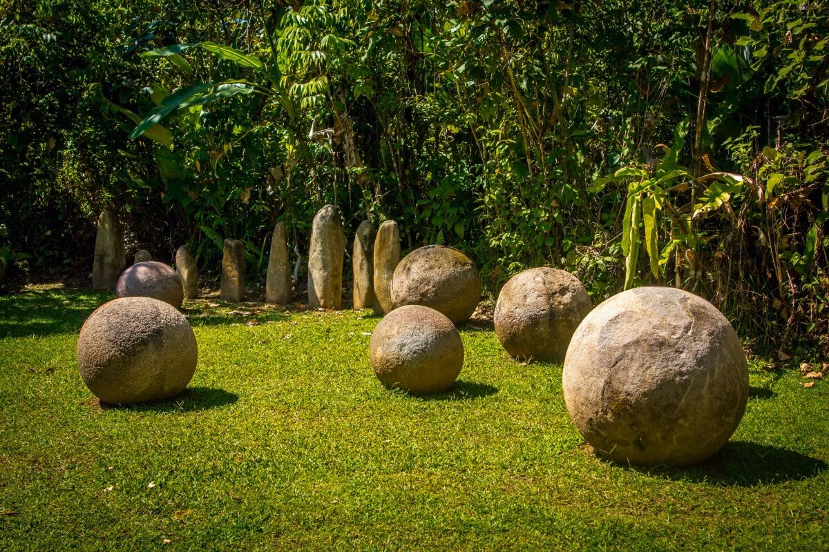 Hoa cương là một loại đá rất cứng. Để đục đẽo, chạm khắc chúng thành hình tròn hoàn hảo là điều không hề dễ dàng. Đặc biệt, vào thời điểm ấy, con người chỉ có những công cụ thô sơ.