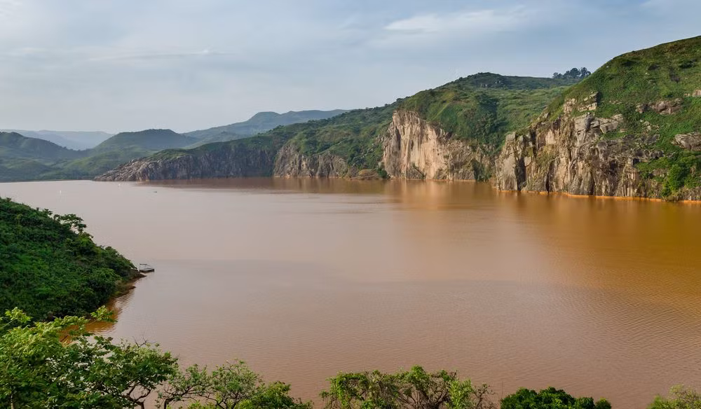 Sau khi xảy ra vụ việc khiến nhiều người thương vong, giới chức trách và các nhà khoa học tiến hành điều tra. Kết quả điều tra cho thấy bên dưới hồ Nyos có một lượng lớn khí CO2. Số khí CO2 tồn tại dưới hồ nước là do khí núi lửa thải ra.