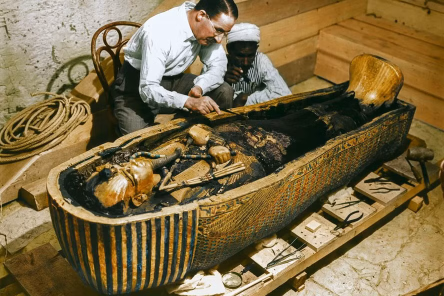 Ba năm sau khi phát hiện lăng mộ, ngày 28/10/1925, các chuyên gia mở nắp quan tài pharaoh Tutankhamun.