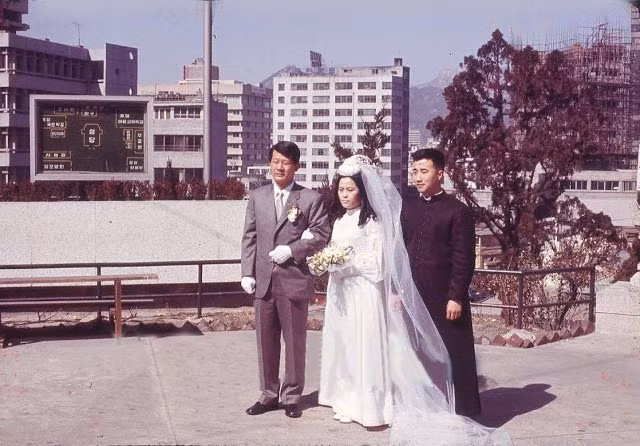 Những bức ảnh chụp đám cưới ở Hàn Quốc những năm 1970 - 1980 đem đến cho người xem góc nhìn thú vị về cuộc sống của người dân xứ sở kim chi.
