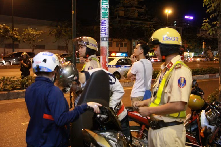 Truong hop nao CSGT duoc kiem tra cop xe, dien thoai cua nguoi di duong?
