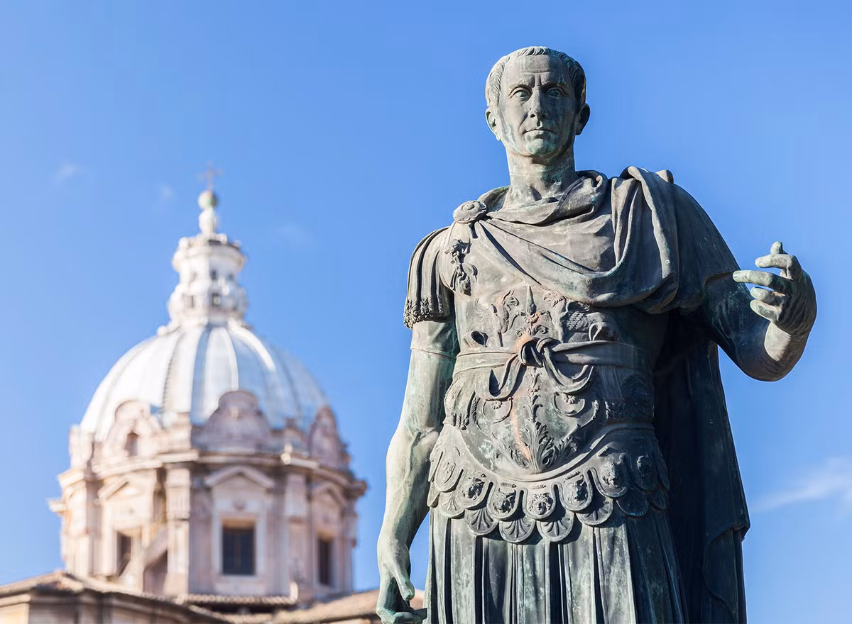 Với sự nghiệp quân sự thành công, Julius Caesar bước sang làm chính trị. Vào năm 63 trước Công nguyên, ông tham gia tranh cử và từng bước trở thành quan chấp chính tối cao của La Mã.