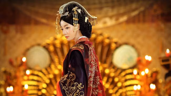 Sau khi người cung nữ đó đến, Lý hoàng hậu cho người chặt tay nạn nhân. Không những vậy, bà còn cho người hầu đặt bàn tay đó vào trong hộp đựng trầu rồi bảo cung nữ dâng lên Tống Quang Tông.