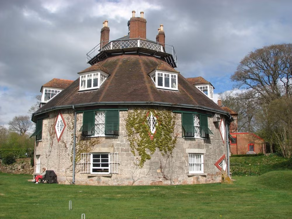 Nằm gần làng Lympstone, Devon, ngôi nhà cổ A la Ronde có 16 mặt tiền là một trong những công trình kiến trúc nổi tiếng nhất Vương quốc Anh. Ngôi nhà A la Ronde được xây dựng vào thế kỷ 18. Hai chị em họ Jane Parminter và Mary Parminter cho người xây ngôi nhà này và lấy cảm hứng từ thánh đường San Vitale ở Ravenna, Italy.