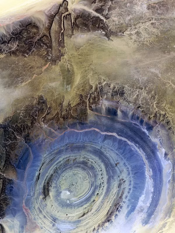 Theo các nhà khoa học, "Con mắt của Sahara" có đường kính hơn 40 km. Cấu trúc đặc biệt giống mắt người này có thể nhìn thấy rõ từ không gian.