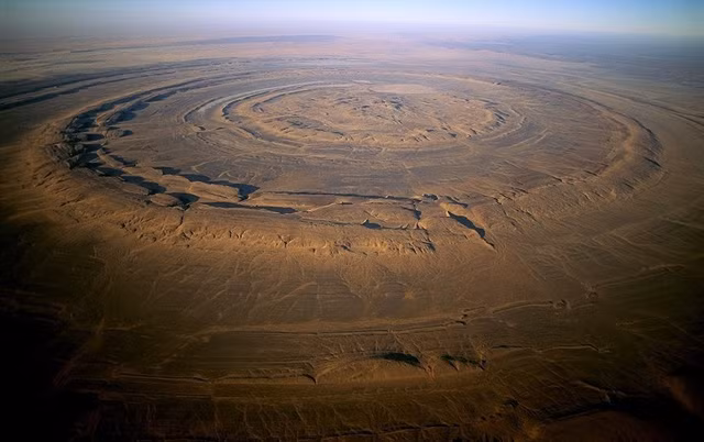 Những khối đá trầm tích tạo nên một lớp vỏ bên ngoài "Con mắt của Sahara". Kế đến, các lớp đá Quartzite có sự xói mòn tạo nên các sườn tròn dễ vỡ.