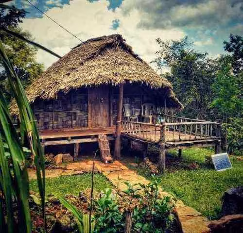 Khi cần liên lạc với nhau, người Khasi đứng cách xa nhau chỉ cần huýt sáo giai điệu của người kia.