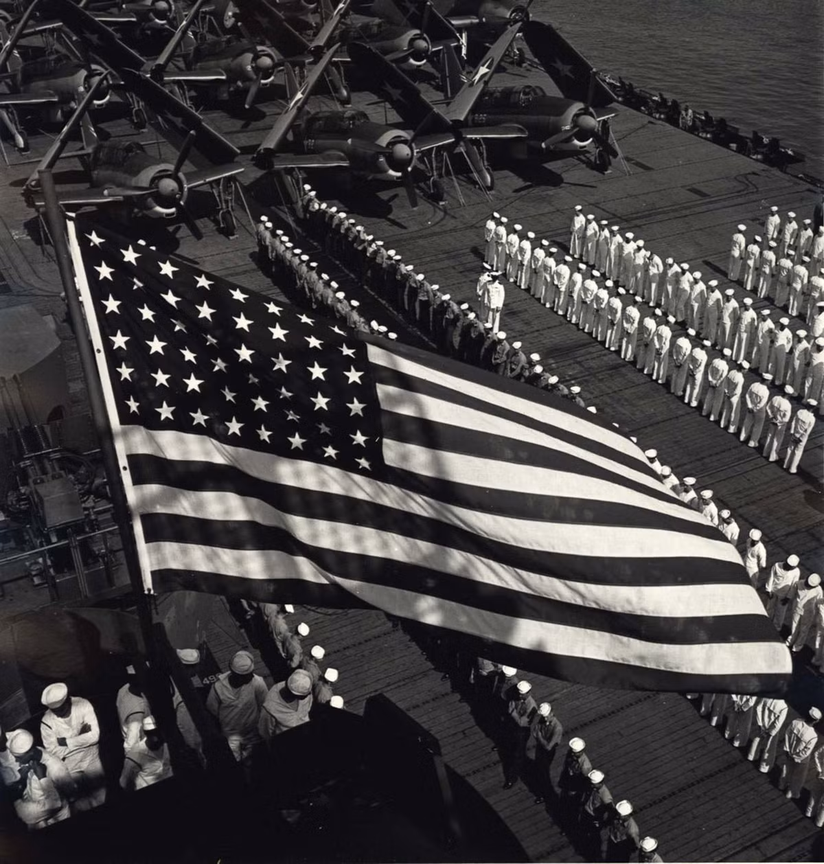 Hàng trăm thủy thủ Mỹ xếp hàng ngay ngắn, chỉnh tề trên một tàu sân bay năm 1943.